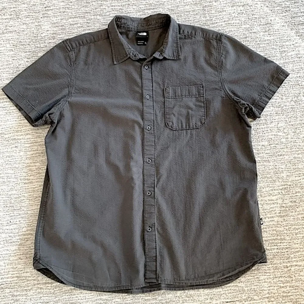 The North Face Short Sleeve Seersucker Button Shirt Mens Size XXL Sun Faded Grey
